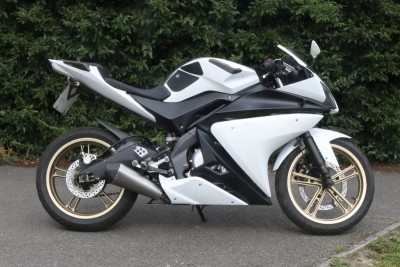 Image of 2013 (63) Yamaha YZF R125 White Gold Wheels Learner Legal Supersport MOT with Extras 